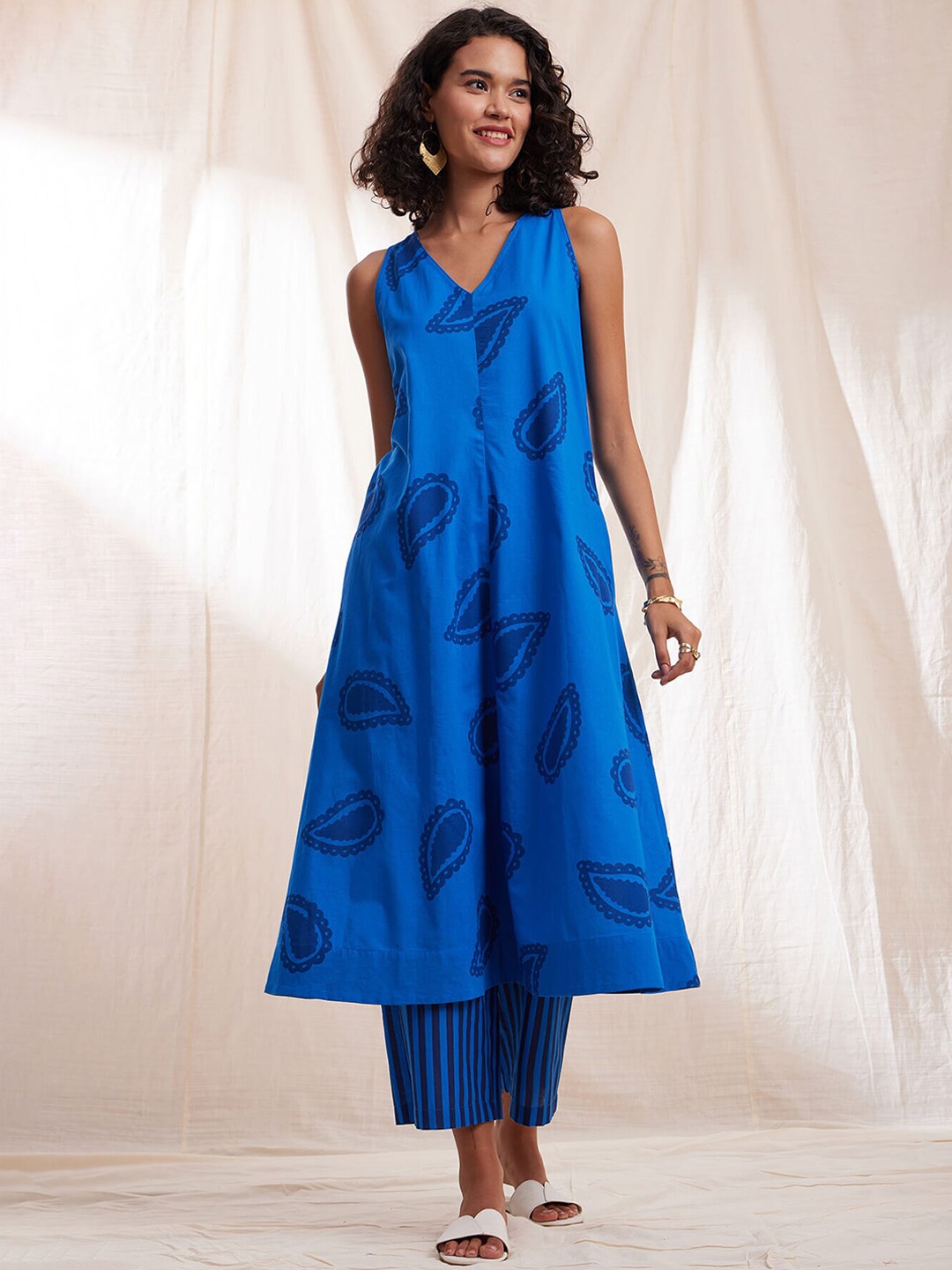 

Pink Fort Ethnic Motifs Printed Cotton V-Neck Kurta, Blue