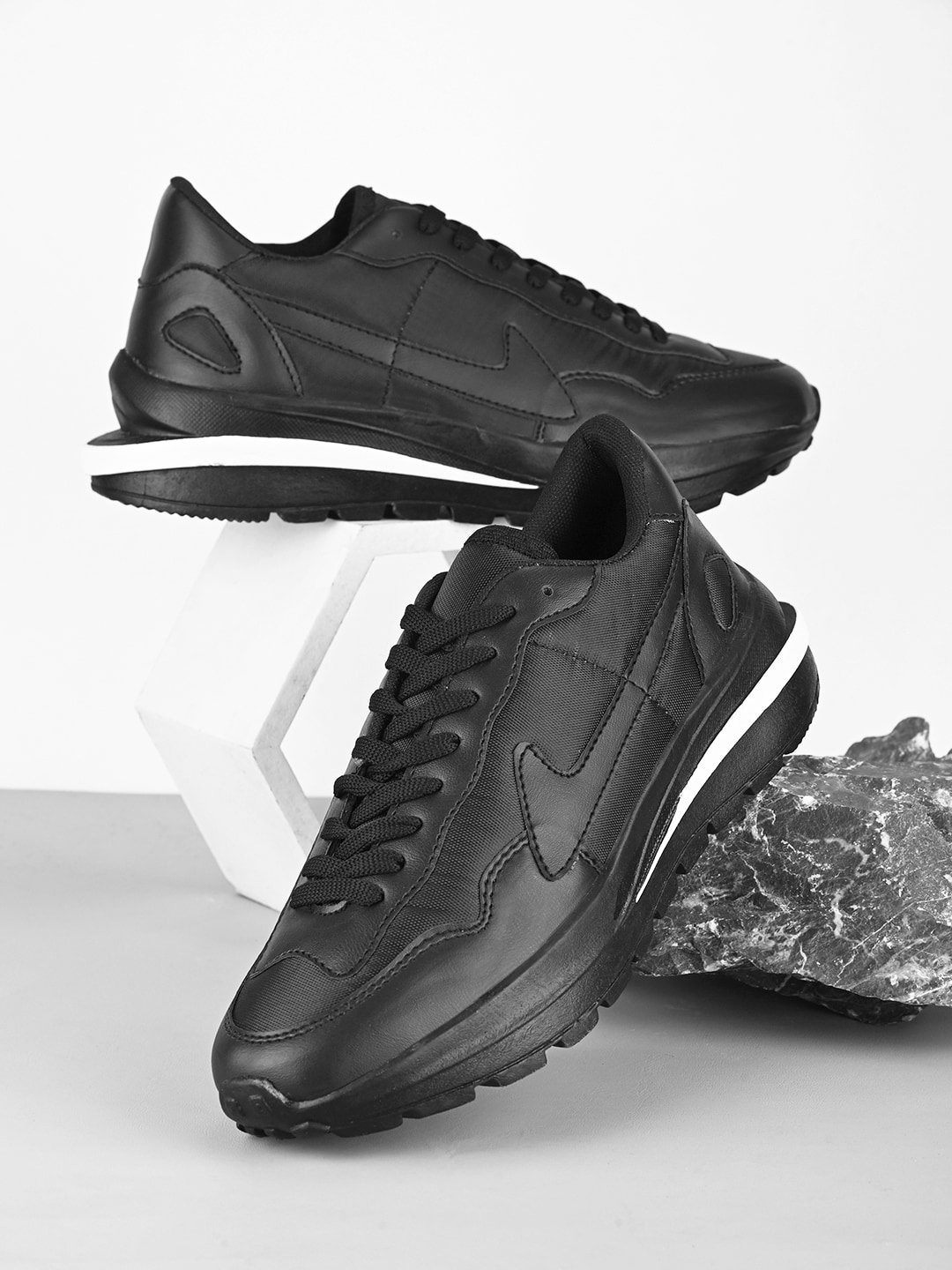 

FASHION FASTER Men Contrast Sole Lightweight Sneakers, Black