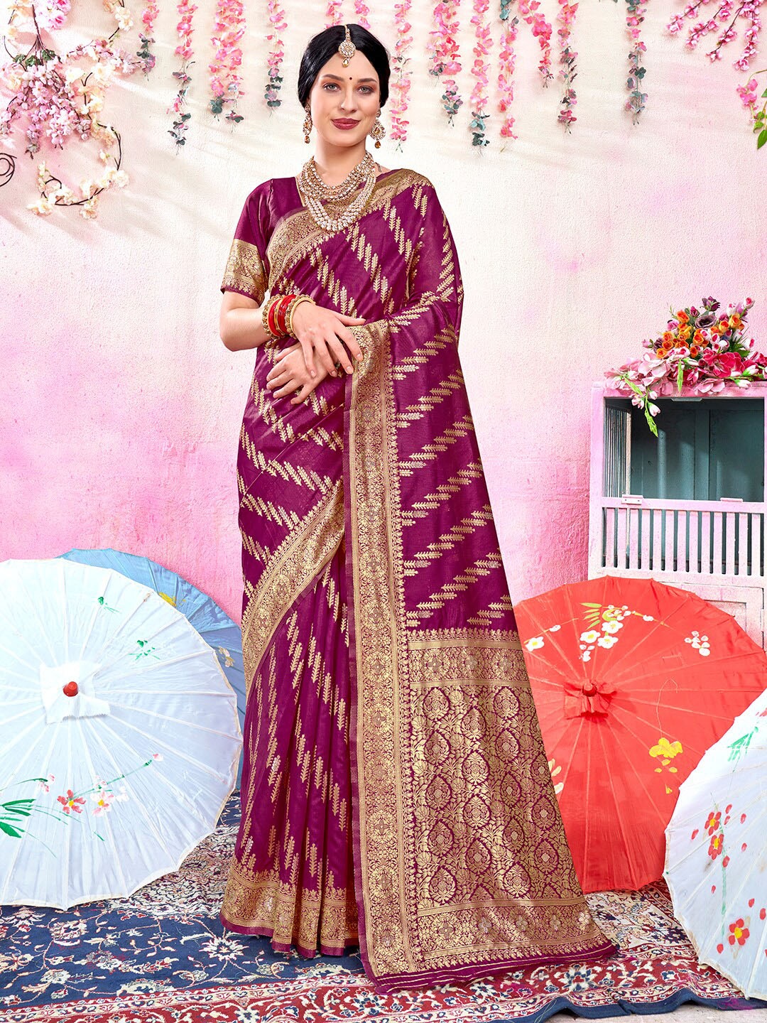 

Anouk Rustic Magenta & Gold-Toned Floral Woven Design Zari Art Silk Banarasi Saree
