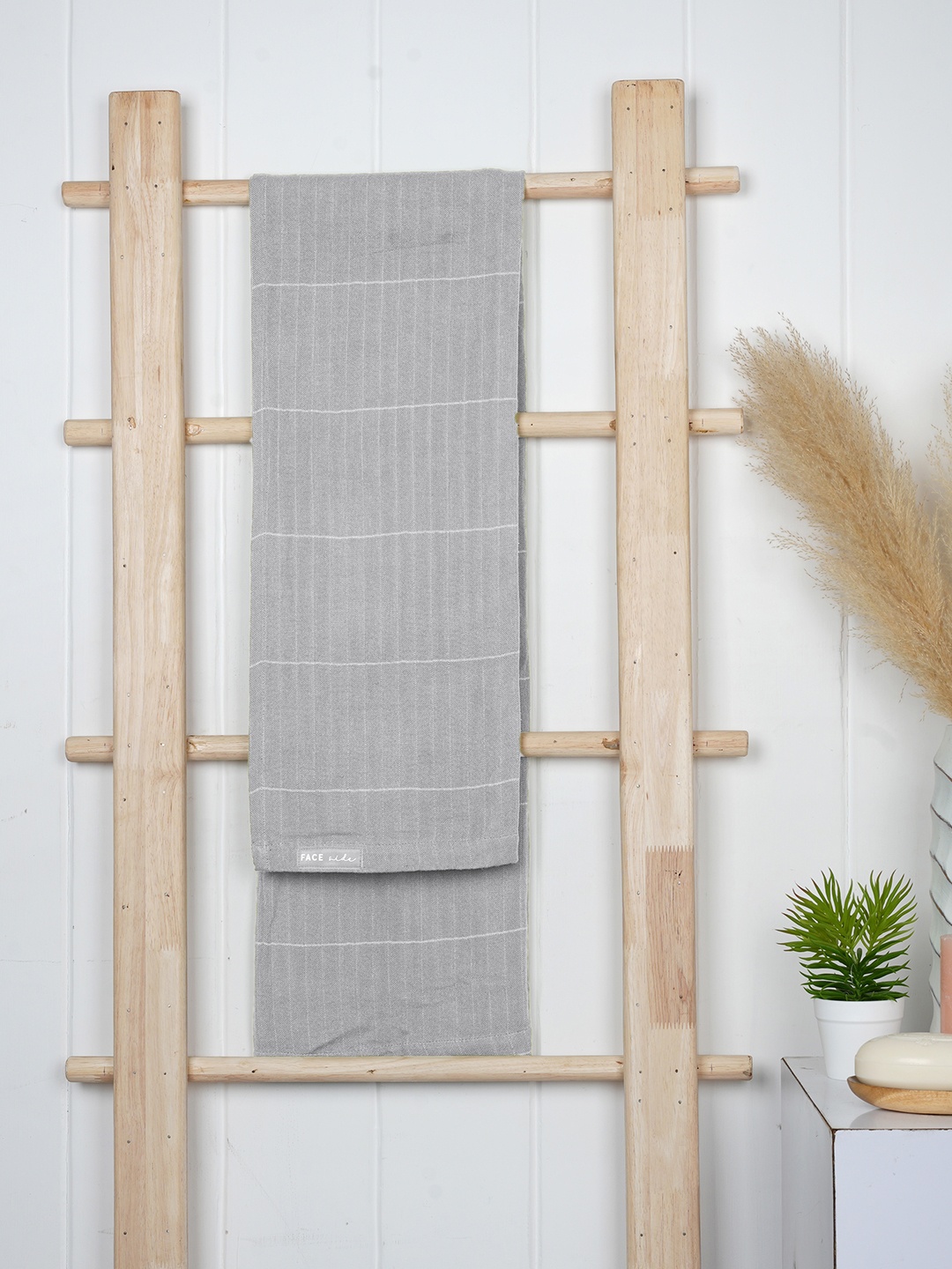 

Doctor Towels Frosted Grey Aloevera 350 GSM Double Cloth Bath Towel