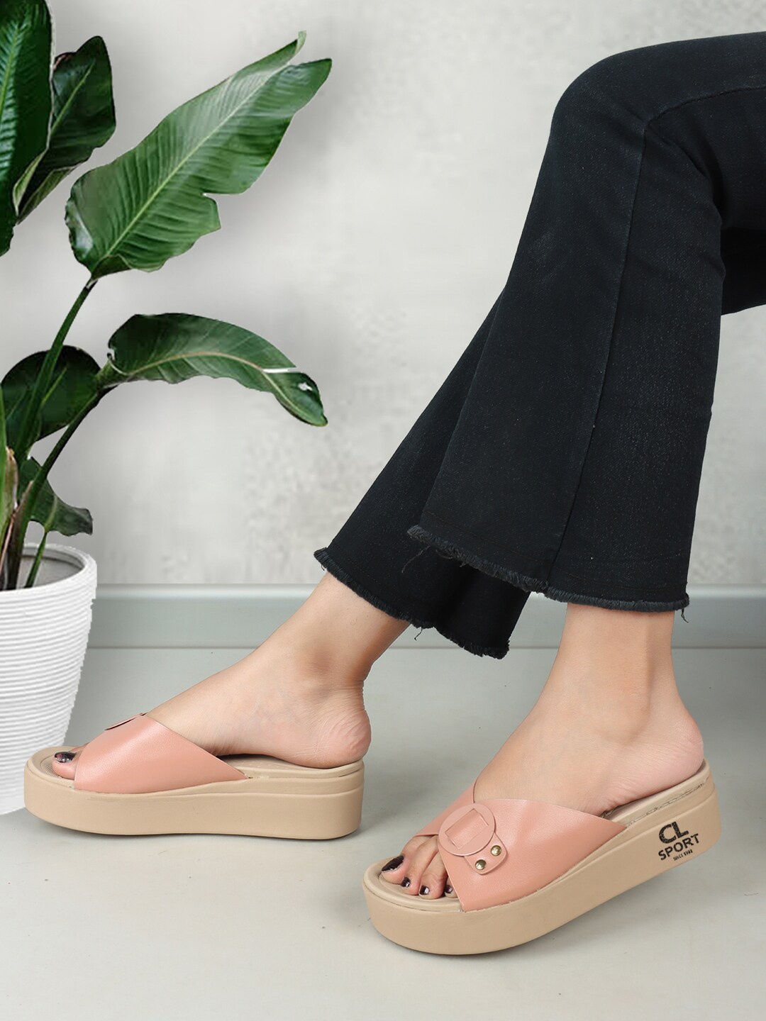 

Carlton London sports Buckled Open Toe Flatform Heels, Peach