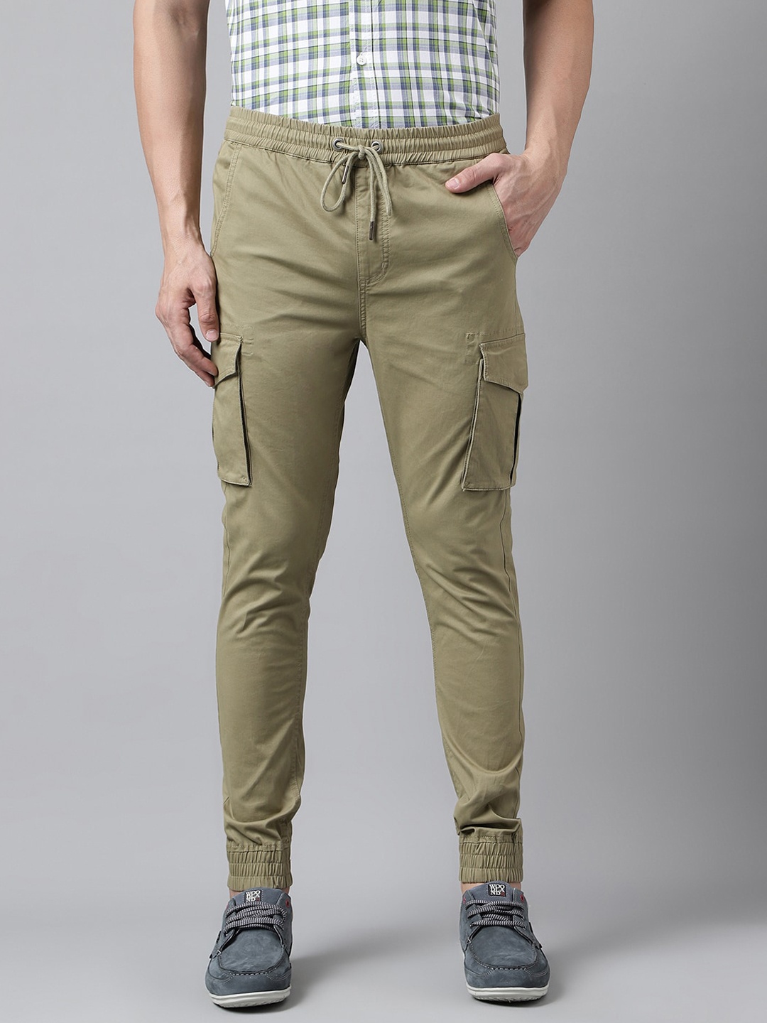 

Woodland Men Low-Rise Joggers, Olive