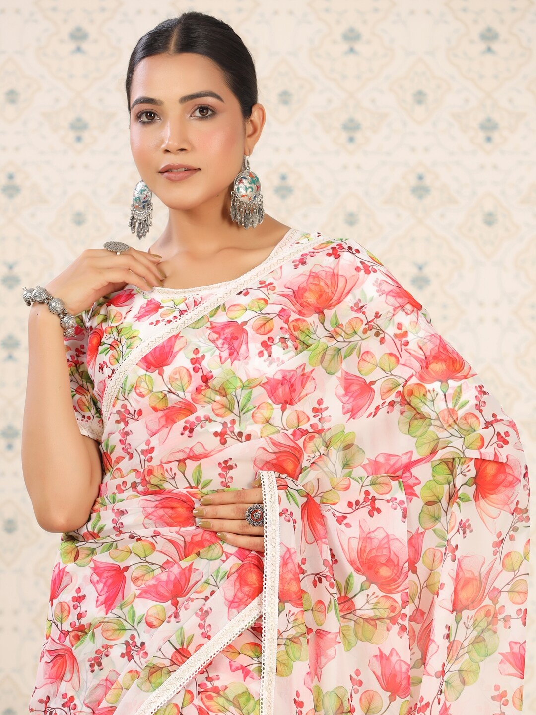 

Ode by House of Pataudi White & Red Floral Printed Saree