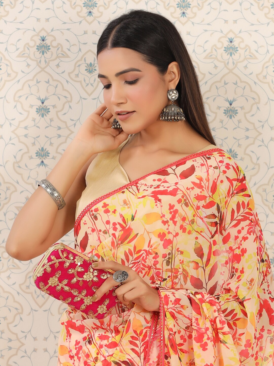 

Ode by House of Pataudi Off White & Red Floral Printed Saree