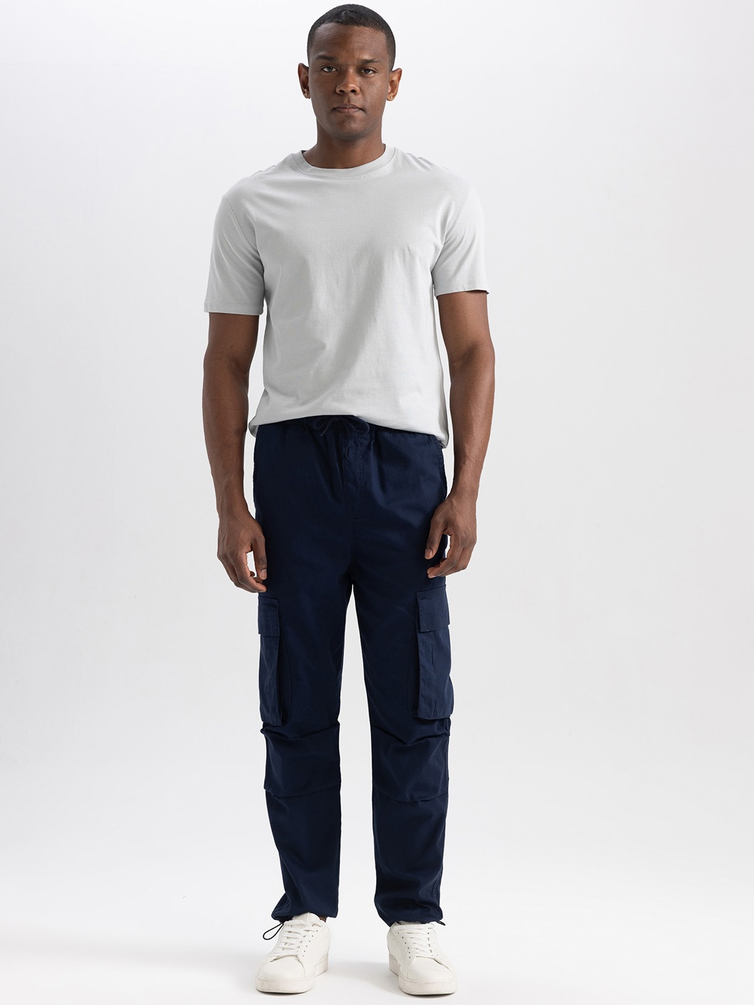 

DeFacto Men Mid-Rise Pure Cotton Cargos Trousers, Navy blue