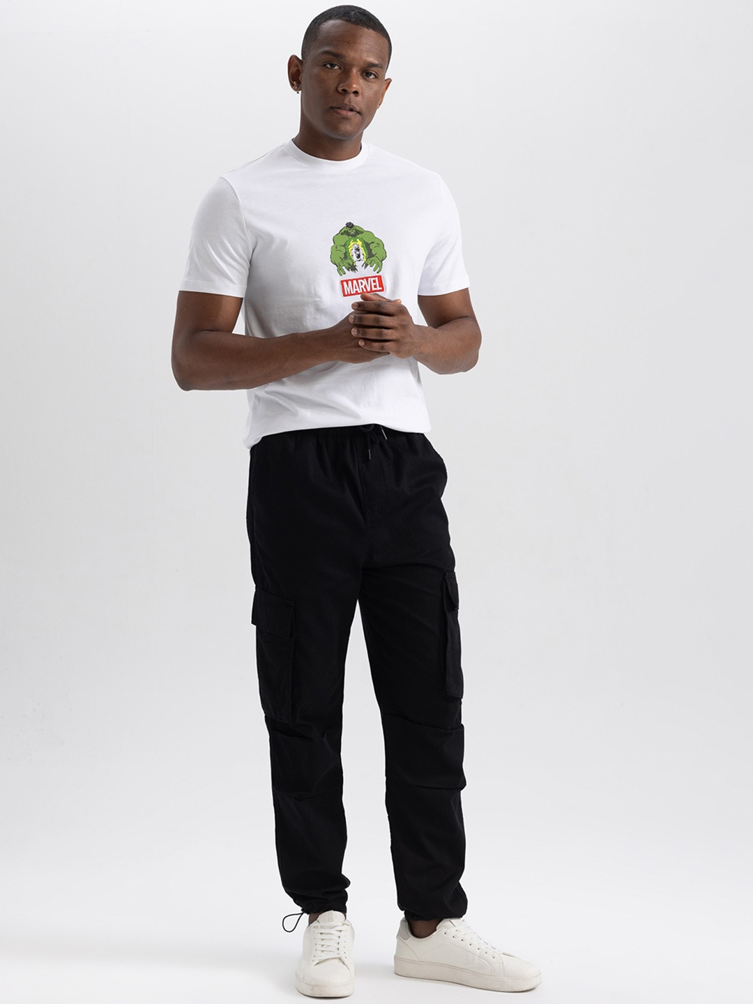 

DeFacto Men Mid-Rise Pure Cotton Cargos Trousers, Black