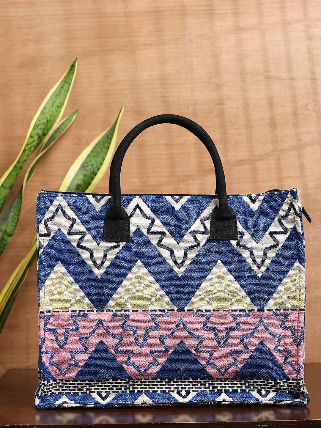 

Sangria Textured Handheld Bag, Blue