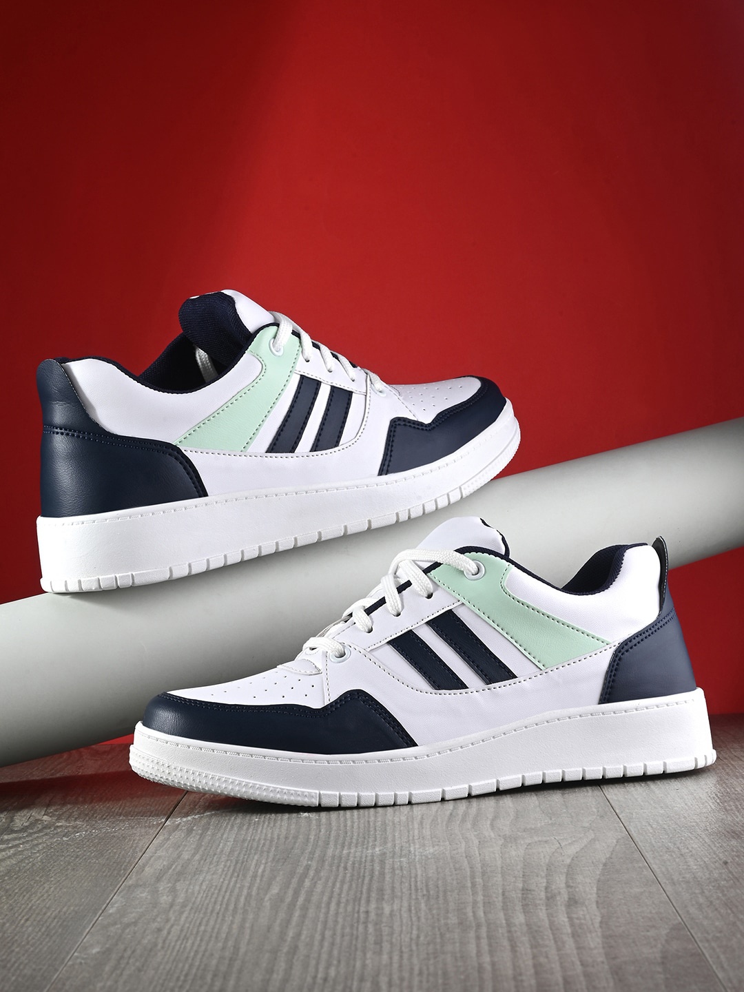 

The Roadster Lifestyle Co. Men White & Navy Blue Colourblocked Lightweight Sneakers