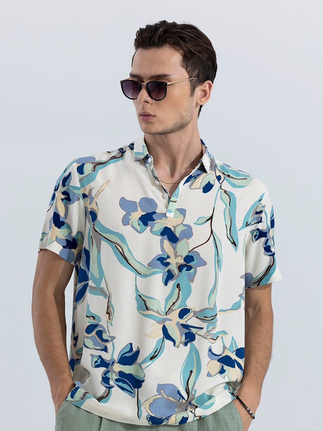 

Snitch White, Blue & Green Floral Printed Polo Collar T-shirt