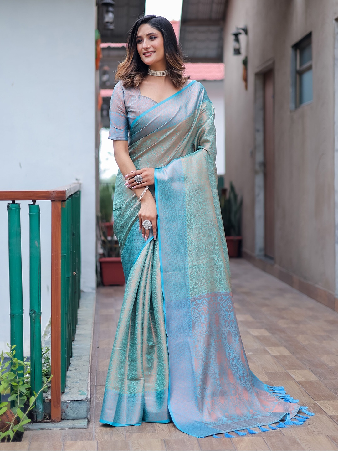 

Mitera Green & Gold-Toned Woven Design Zari Silk Blend Kanjeevaram Saree