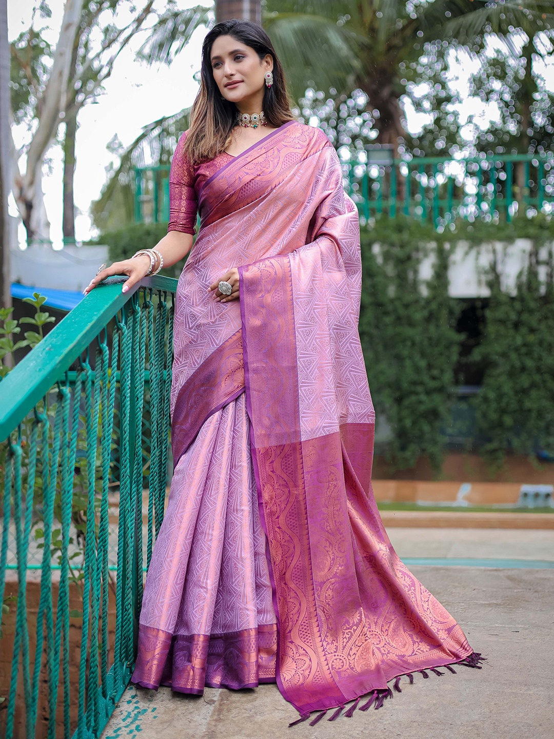 

Mitera Lavender & Gold-Toned Woven Design Zari Silk Blend Kanjeevaram Saree