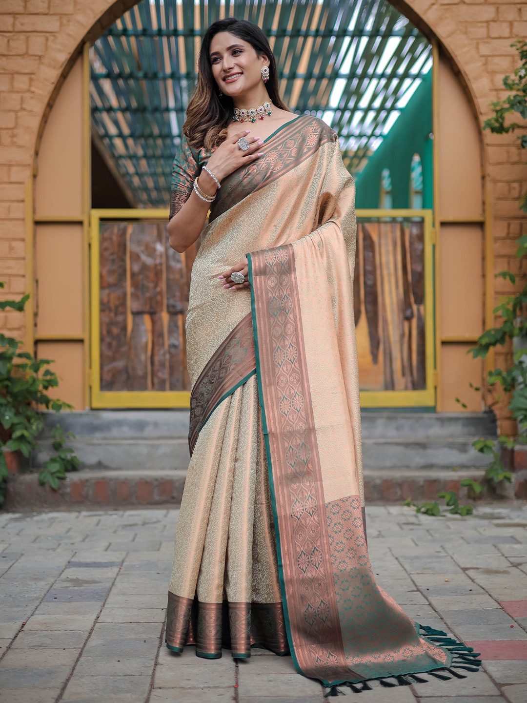

Mitera Green & Gold-Toned Woven Design Zari Silk Blend Kanjeevaram Saree
