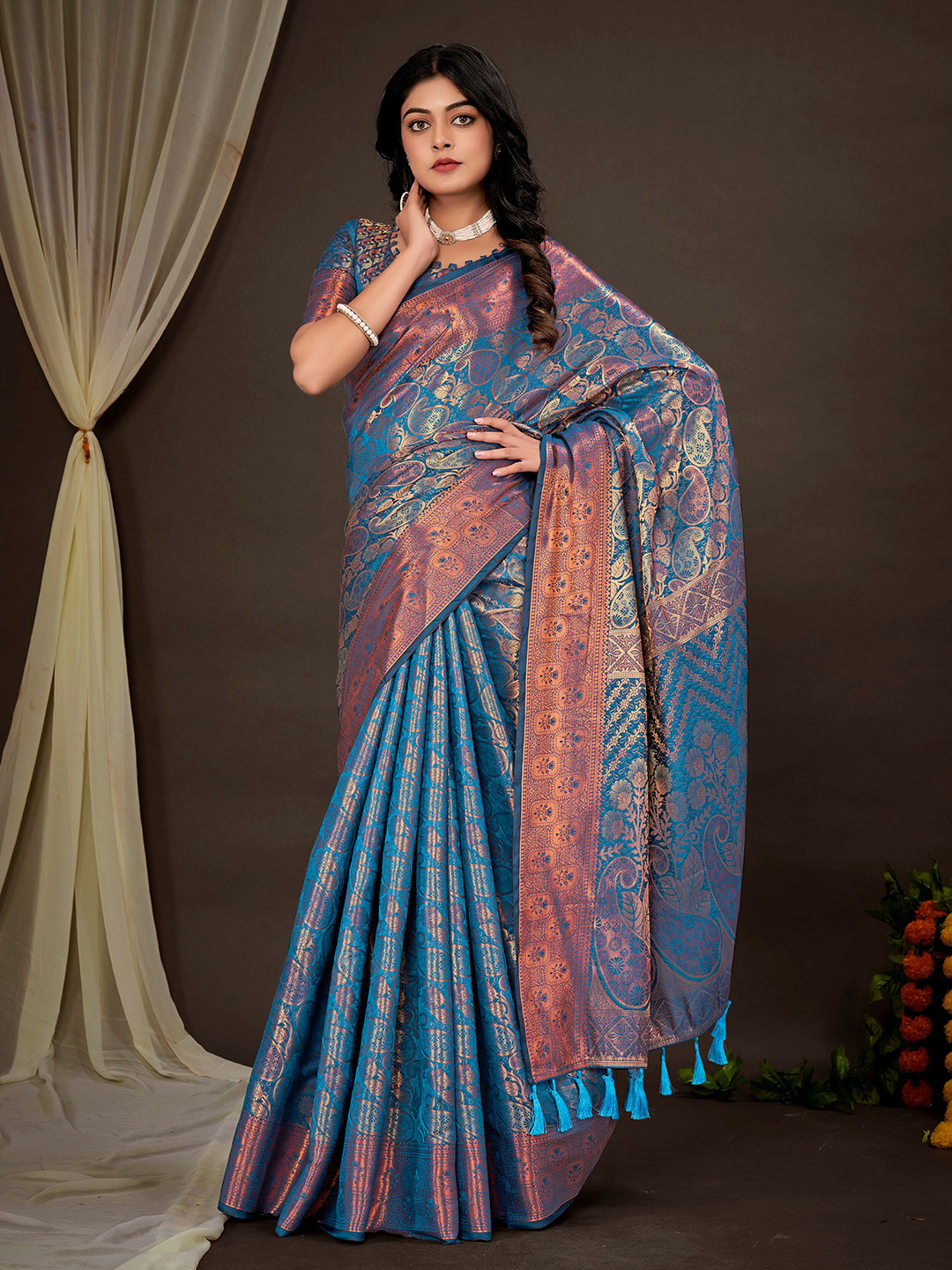 

Mitera Blue & Gold-Toned Woven Design Zari Silk Blend Kanjeevaram Saree