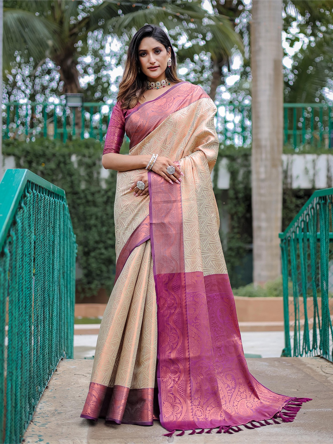 

Mitera Green & Pink Woven Design Zari Silk Blend Kanjeevaram Saree