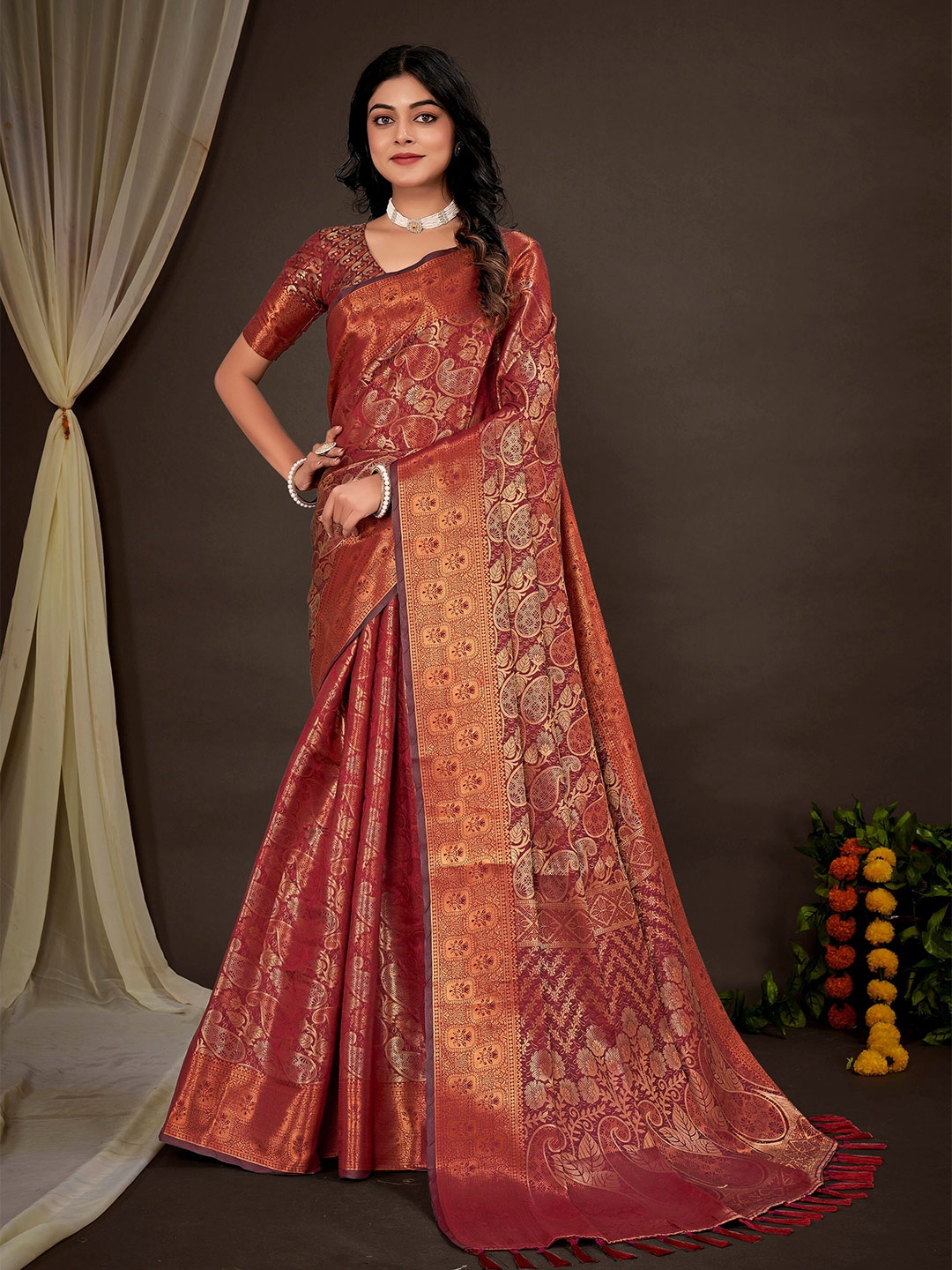 

Mitera Maroon & Gold-Toned Woven Design Zari Silk Blend Kanjeevaram Saree