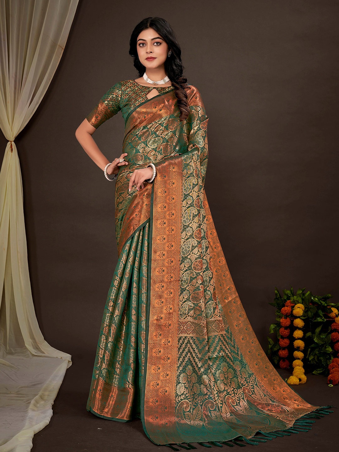 

Mitera Green & Gold-Toned Paisley Woven Design Zari Silk Blend Kanjeevaram Saree