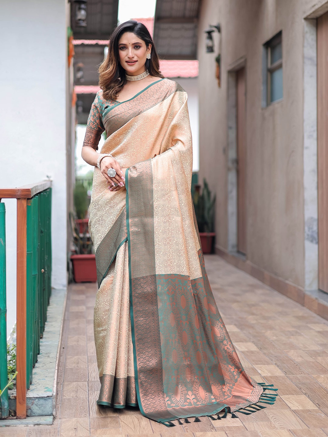 

Mitera Green & Gold-Toned Woven Design Zari Silk Blend Kanjeevaram Saree