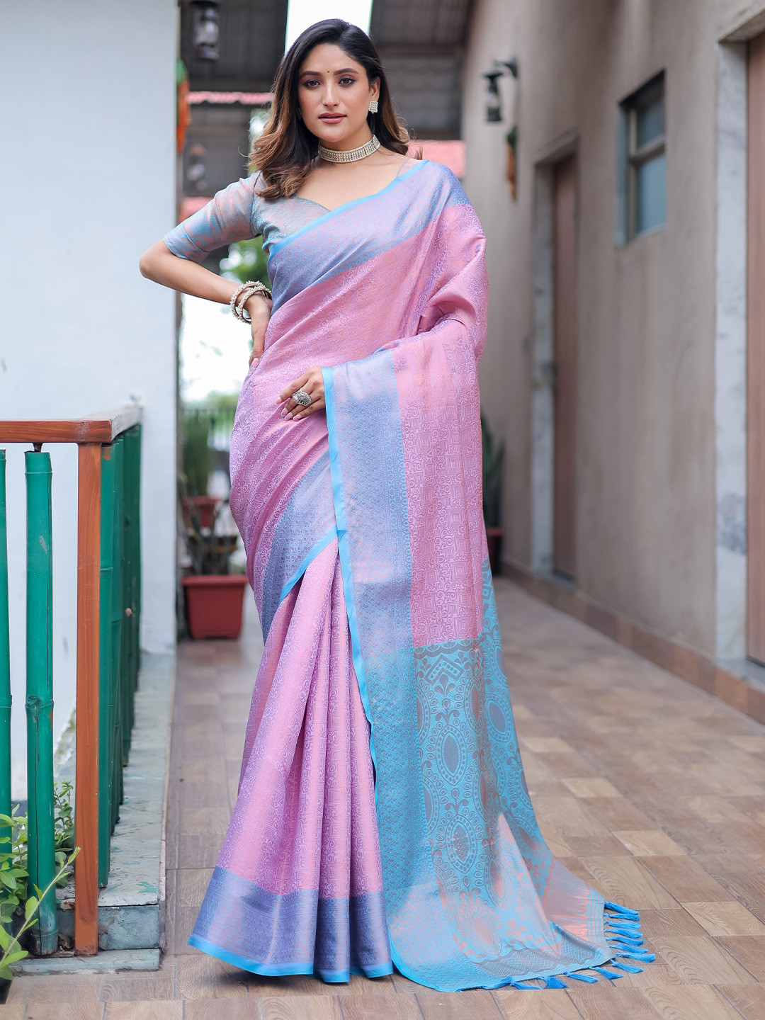 

Mitera Lavender & Pink Woven Design Zari Silk Blend Kanjeevaram Saree