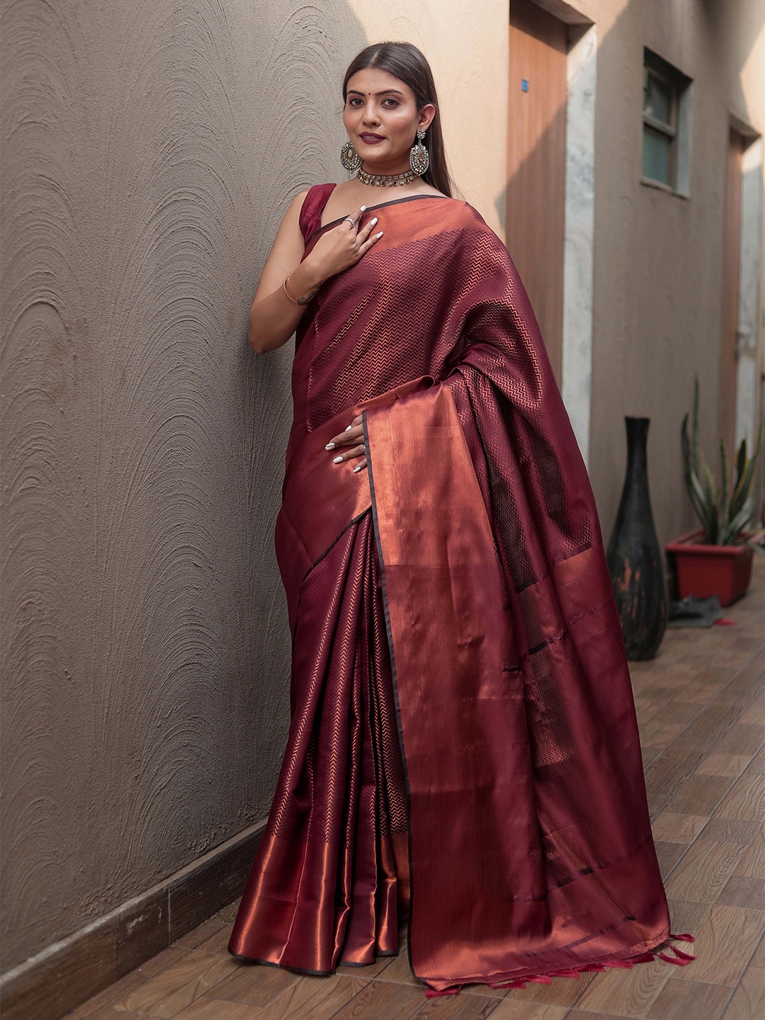 

Mitera Maroon & Gold-Toned Woven Design Zari Silk Blend Kanjeevaram Saree