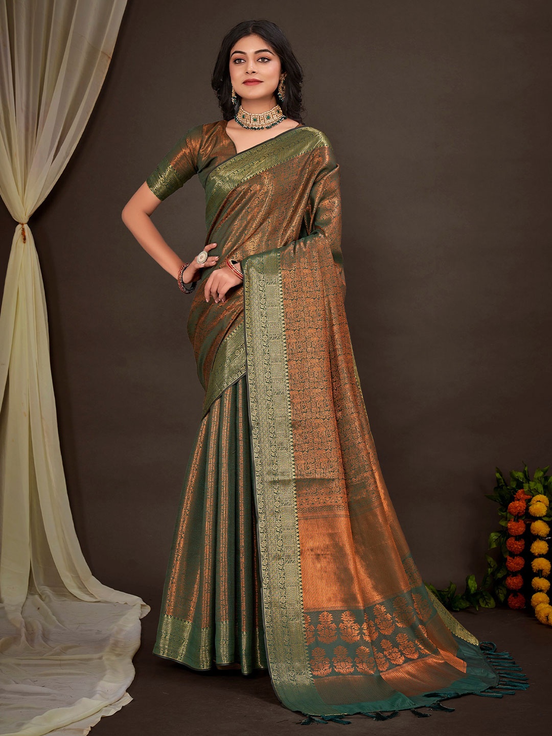 

Mitera Green & Gold-Toned Woven Design Zari Silk Blend Kanjeevaram Saree