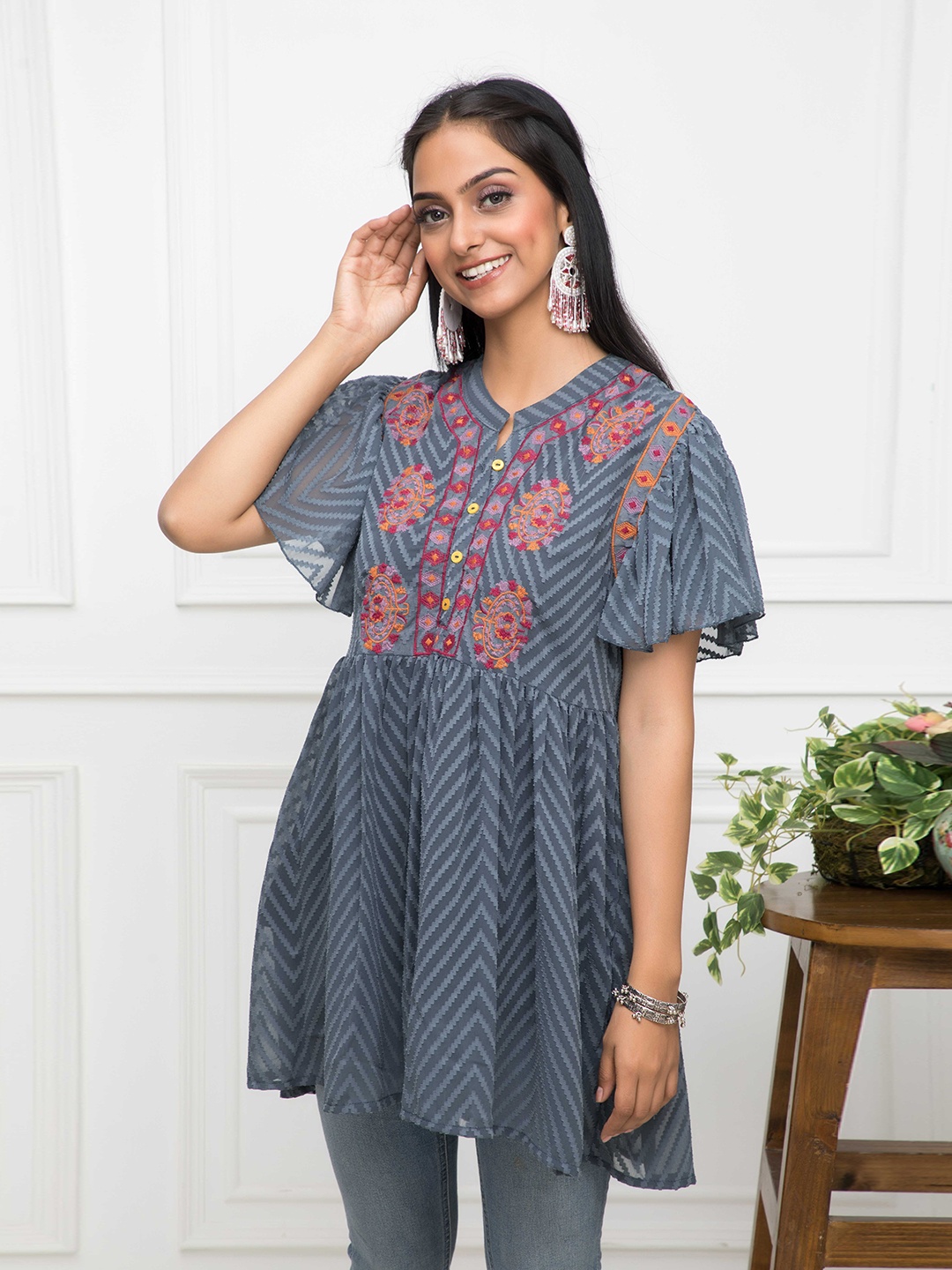 

DressBerry Grey Floral Print Mandarin Collar Bell Sleeve Georgette Top