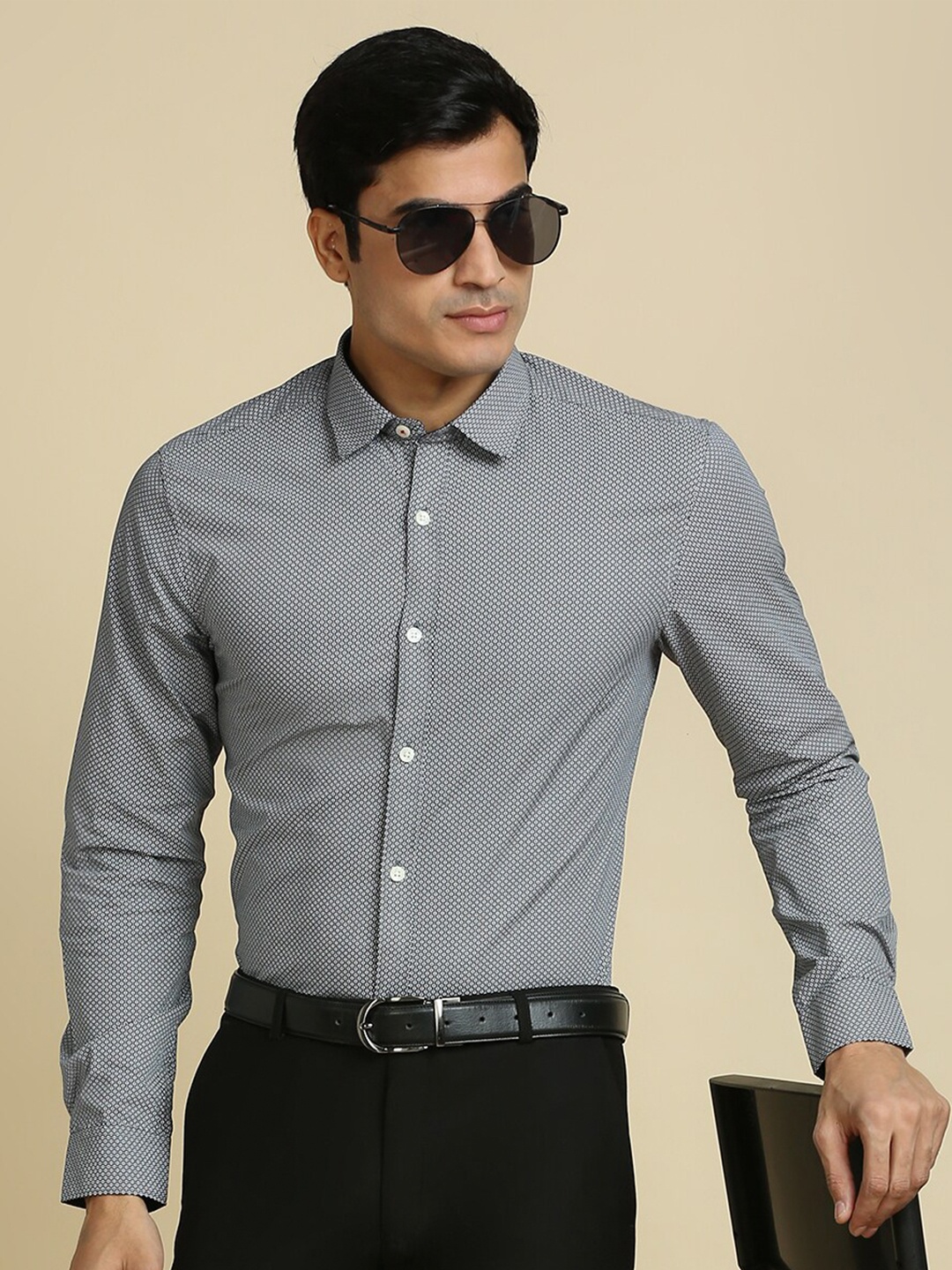 

INVICTUS Original Slim Fit Striped Spread Collar Formal Shirt, Grey