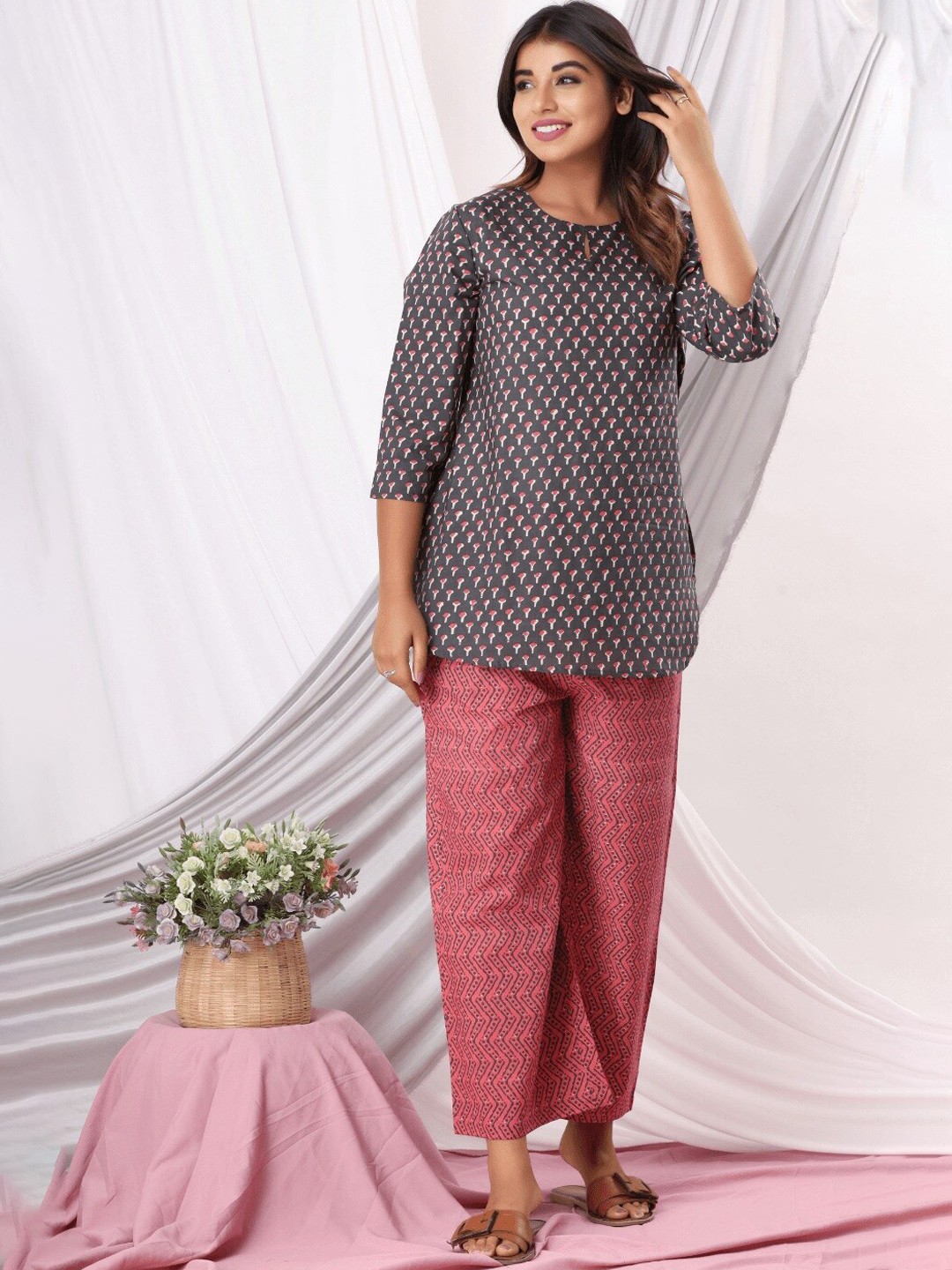 

FEATHERS CLOSET Women Pink & Grey Printed Tunic with Palazzos