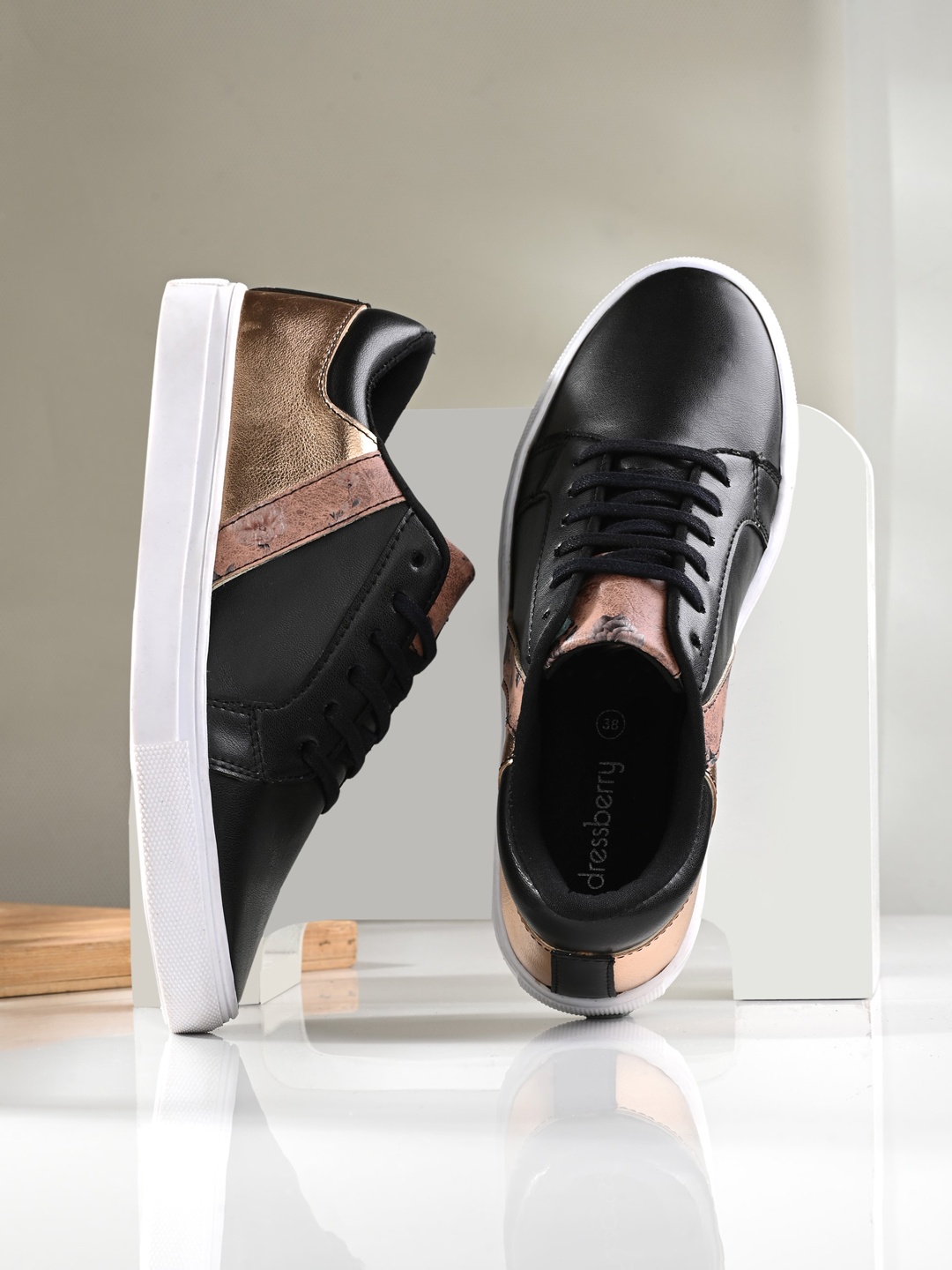 

DressBerry Women Black & Gold-Toned Colourblocked Lightweight Sneakers