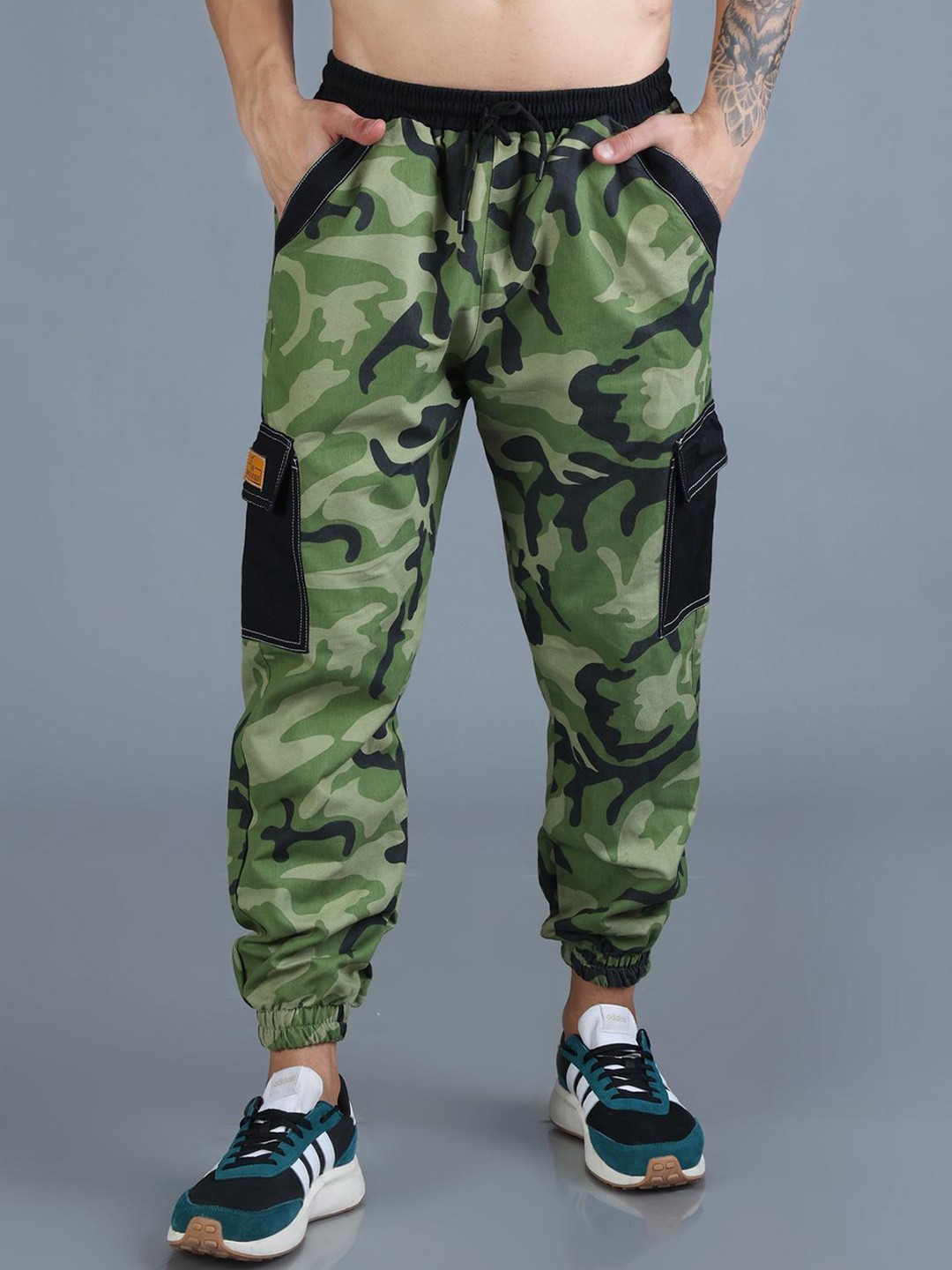 

The Dance Bible Men Camouflage Printed Relaxed Fit Anti Odour Joggers, Green