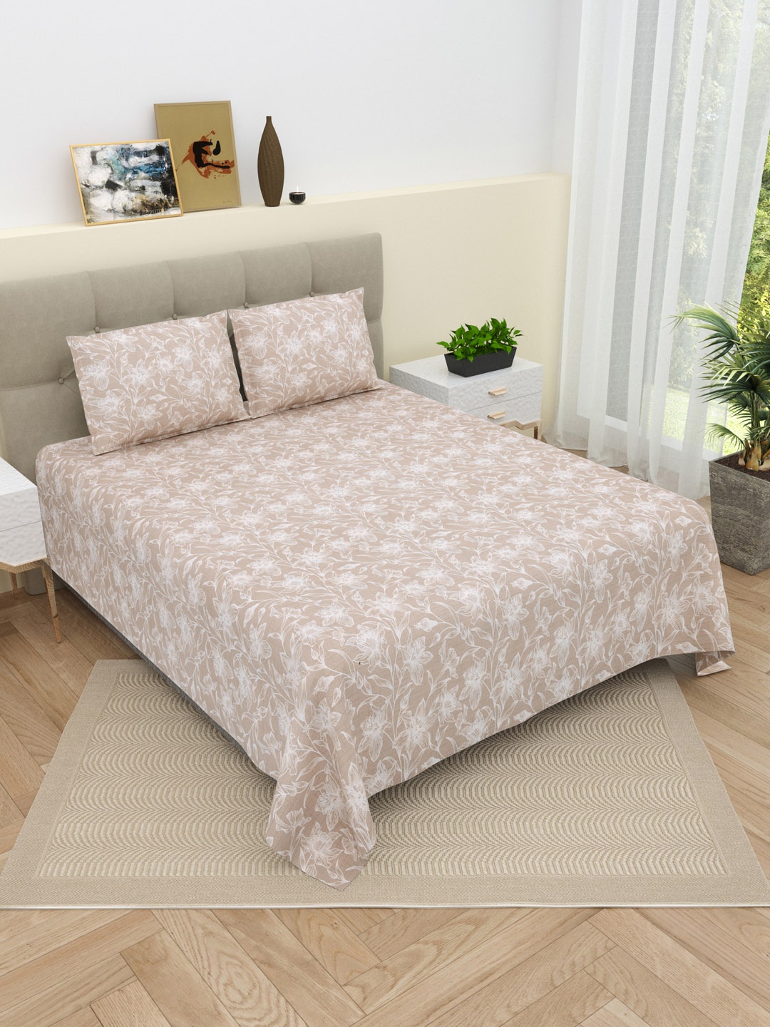 

DREAM WEAVERZ Beige & White Printed Cotton 220 TC King Bedsheet with 2 Pillow Covers
