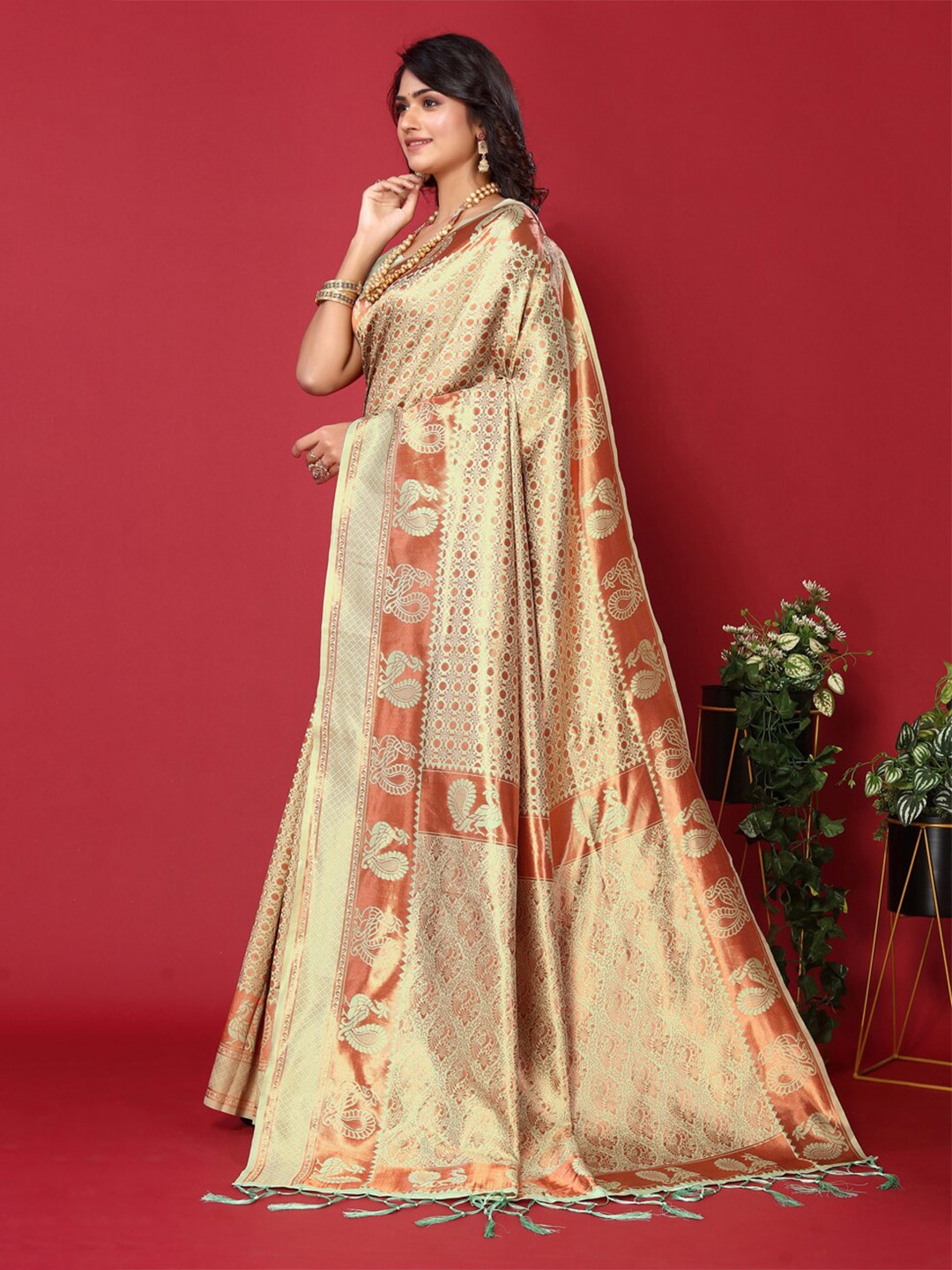 

DIVASTRI Geometric Woven Design Zari Banarasi Saree, Green