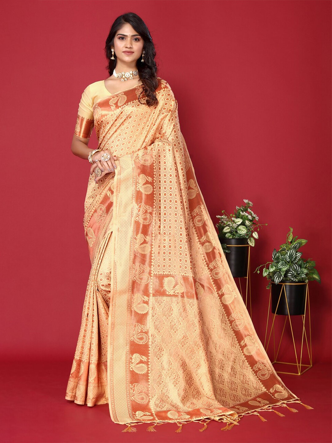 

DIVASTRI Geometric Woven Design Zari Banarasi Saree, Yellow