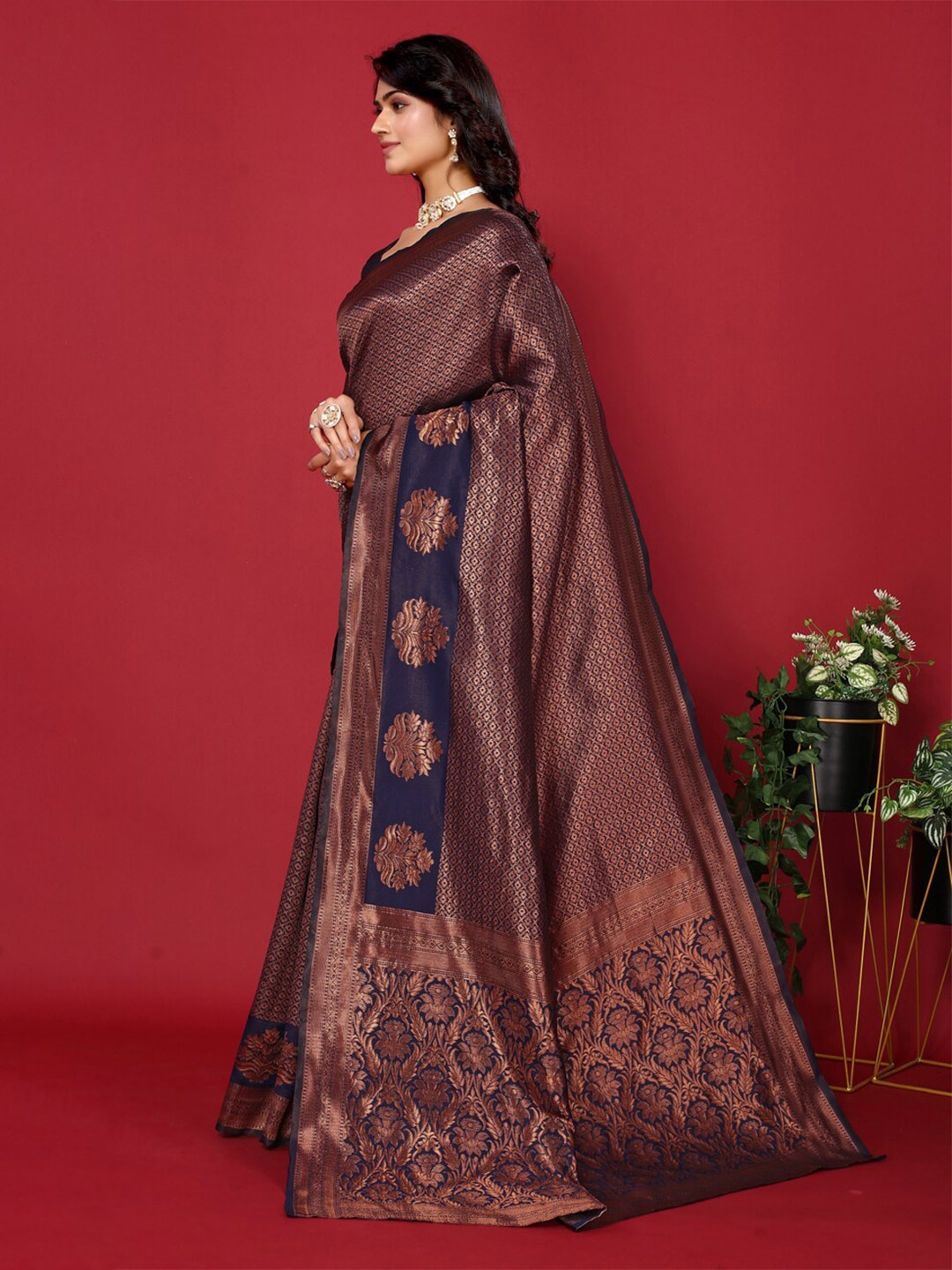 

DIVASTRI Ethnic Motifs Woven Design Zari Banarasi Saree, Navy blue