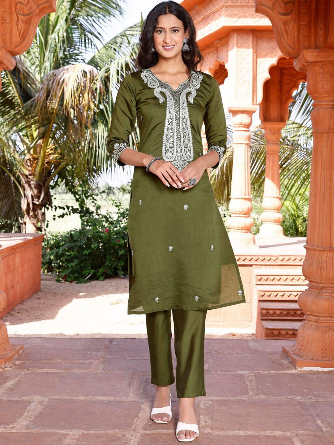 

Tikhi Imli Green Paisley Embroidered Regular Kurta & Trousers & With Dupatta