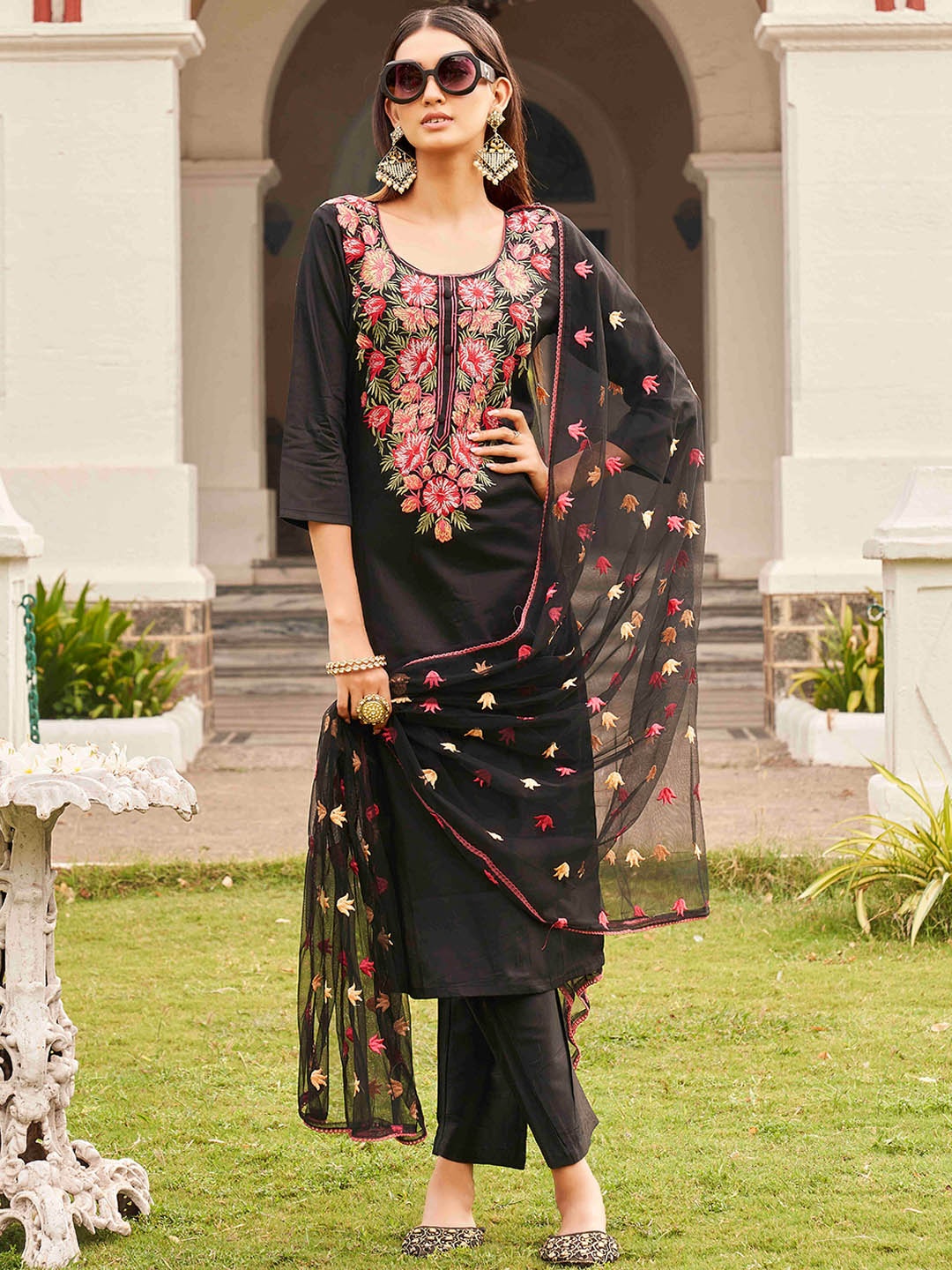 

Tikhi Imli Black Floral Embroidered Regular Pure Cotton Kurta & Trousers With Dupatta