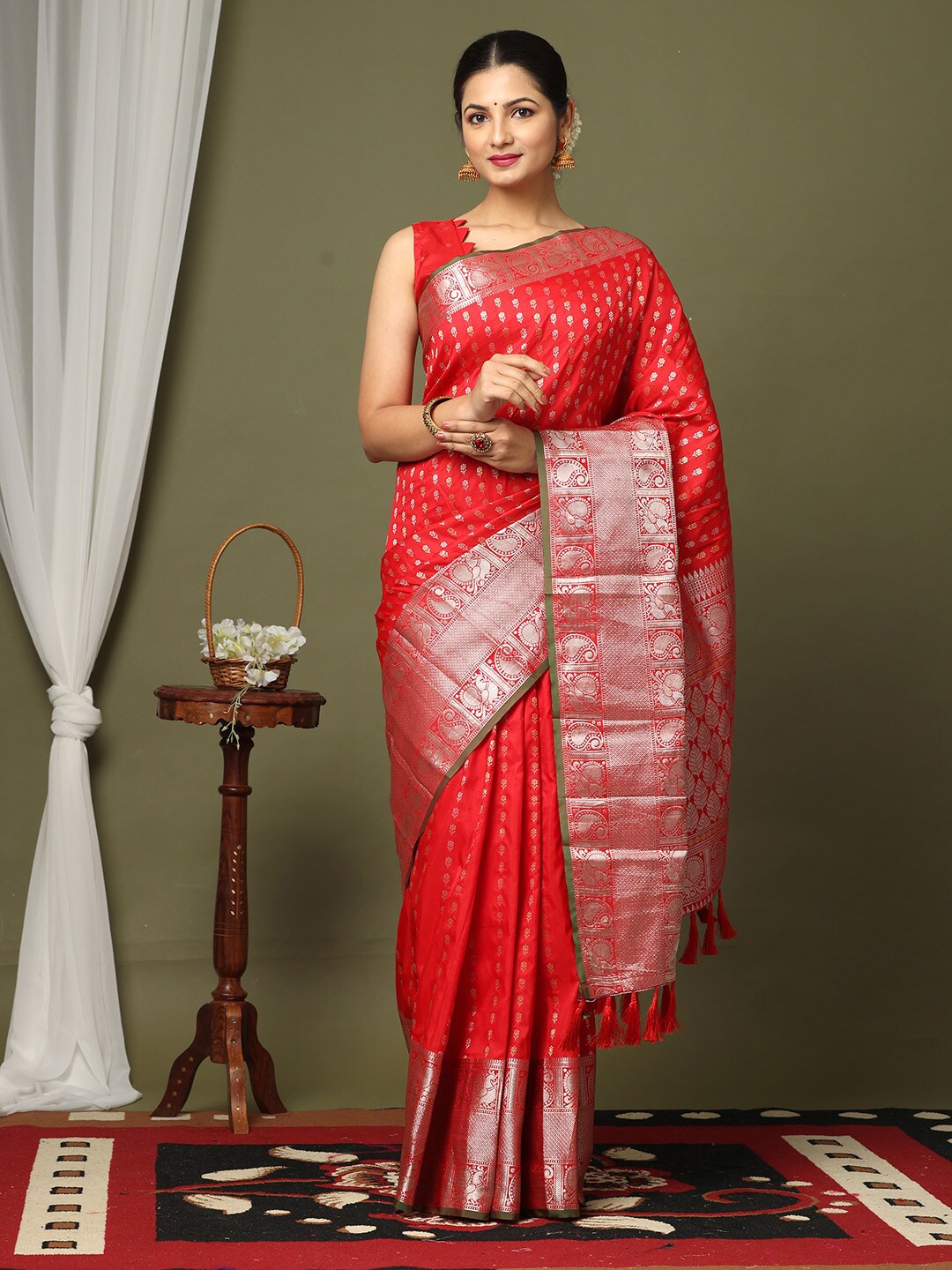 

VASTRANAND Floral Woven Design Zari Detailed Banarasi Saree, Red