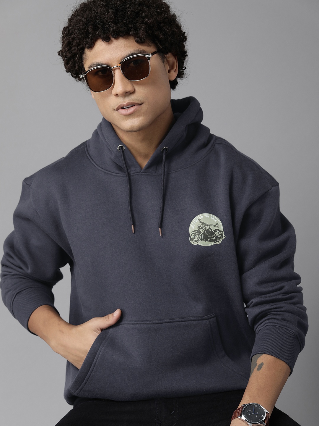 

Roadster Men Printed Hooded Sweatshirt, Charcoal