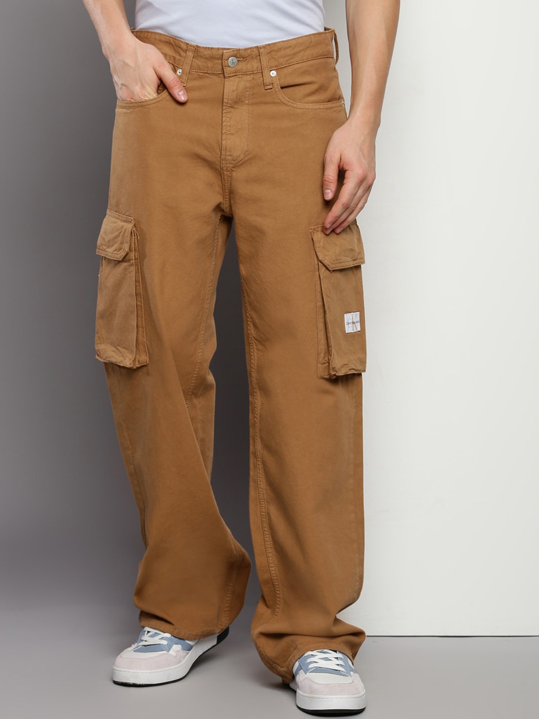 

Calvin Klein Jeans Men Mid-Rise Loose Fit Pure Cotton Cargo Trousers, Rust
