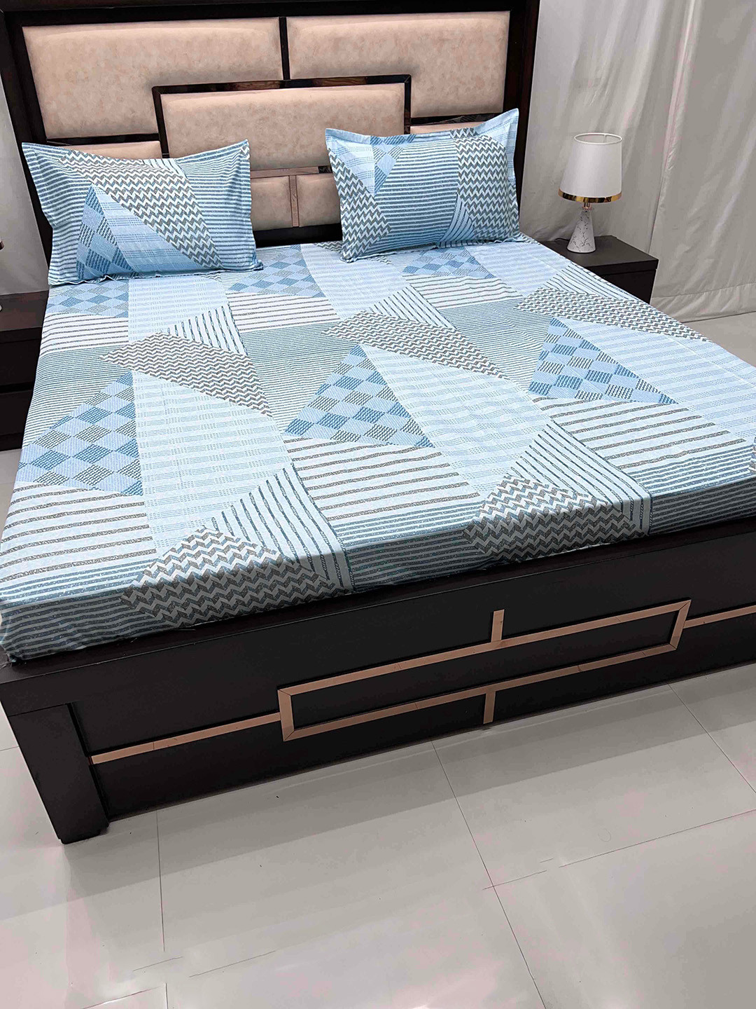

Pure Decor Leisure Fur Blue & White Geometric Cotton 250TC King Bedsheet & 2 Pillow Covers