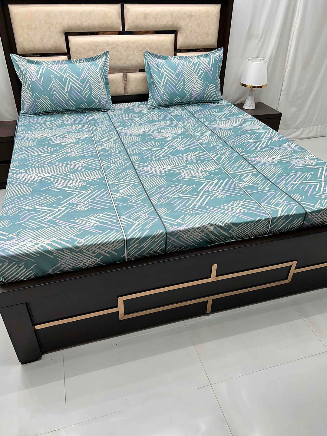 

Pure Decor Leisure Fur Green Geometric Cotton 250 TC King Bedsheet & 2 Pillow Covers