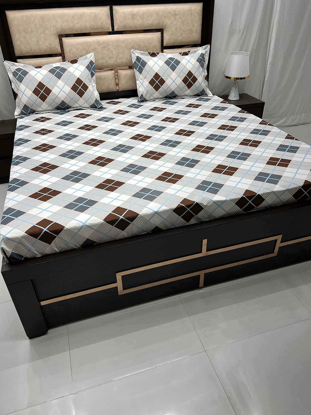 

Pure Decor Leisure Fur Black Geometric Cotton 250 TC King Bedsheet With 2 Pillow Covers