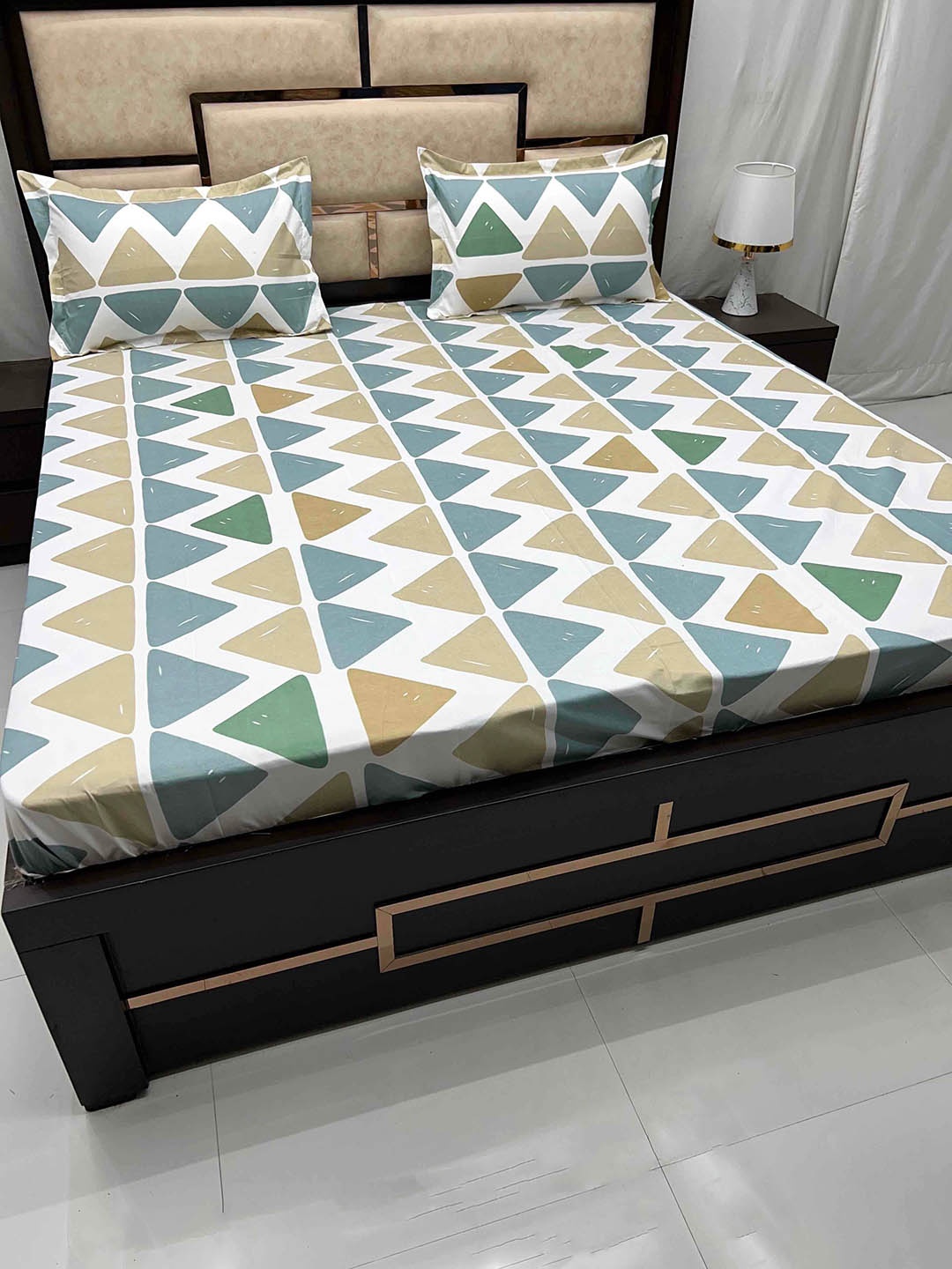 

Pure Decor Leisure Fur White & Green Printed 250 TC King Bedsheet with 2 Pillow Covers