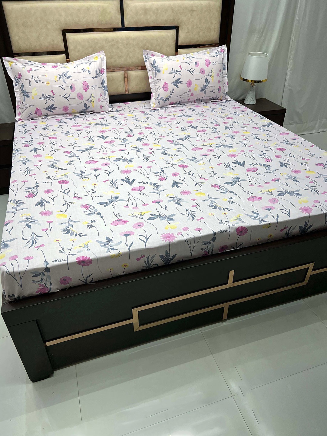 

Pure Decor Pink & Grey Printed Pure Cotton 350 TC King Bedsheet With 2 Pillow Covers