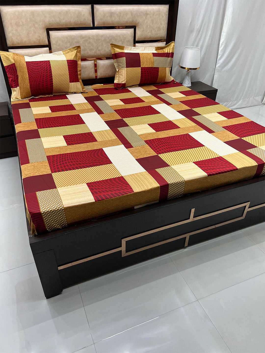 

Pure Decor Velar Sib Yellow Geometric Cotton 350 TC King Bedsheet With 2 Pillow Covers