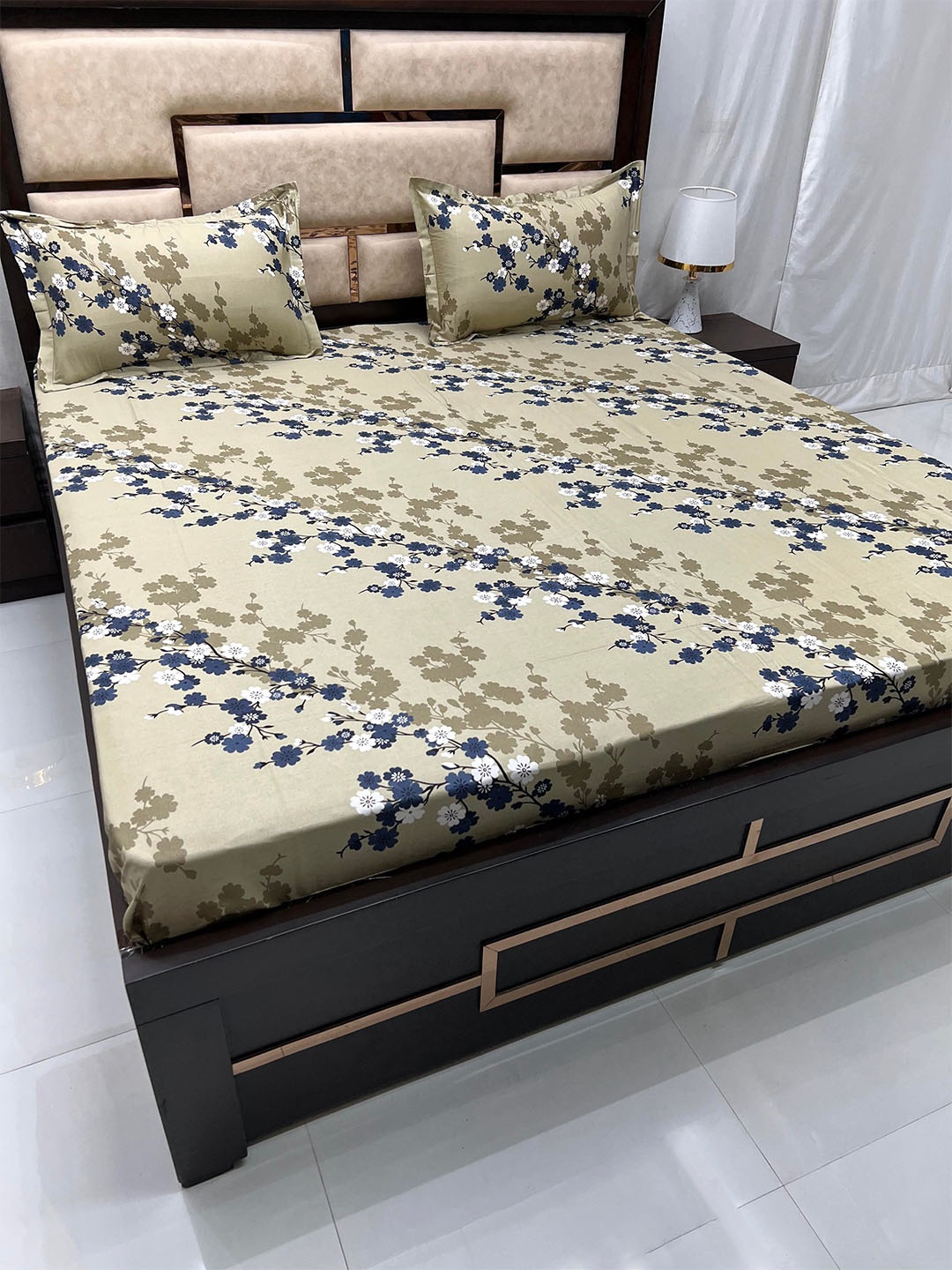 

Pure Decor Velar Sib Beige & White Floral Cotton 350 TC King Bedsheet With 2 Pillow Covers