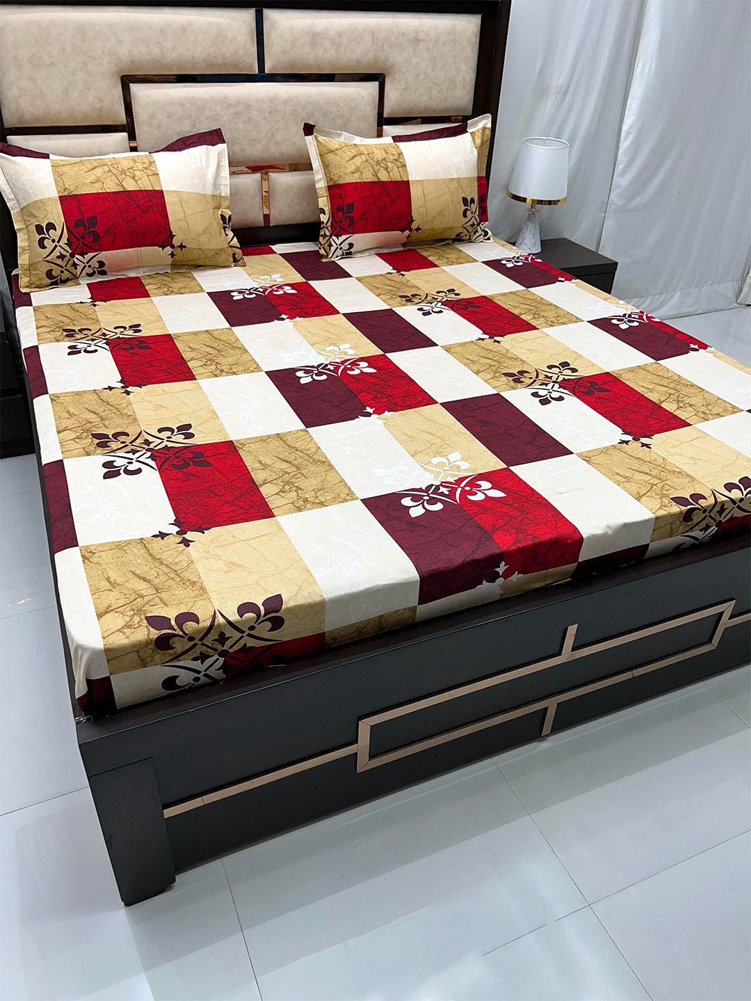

Pure Decor Velar Sib White & Red Printed Cotton 350 TC King Bedsheet with 2 Pillow Covers