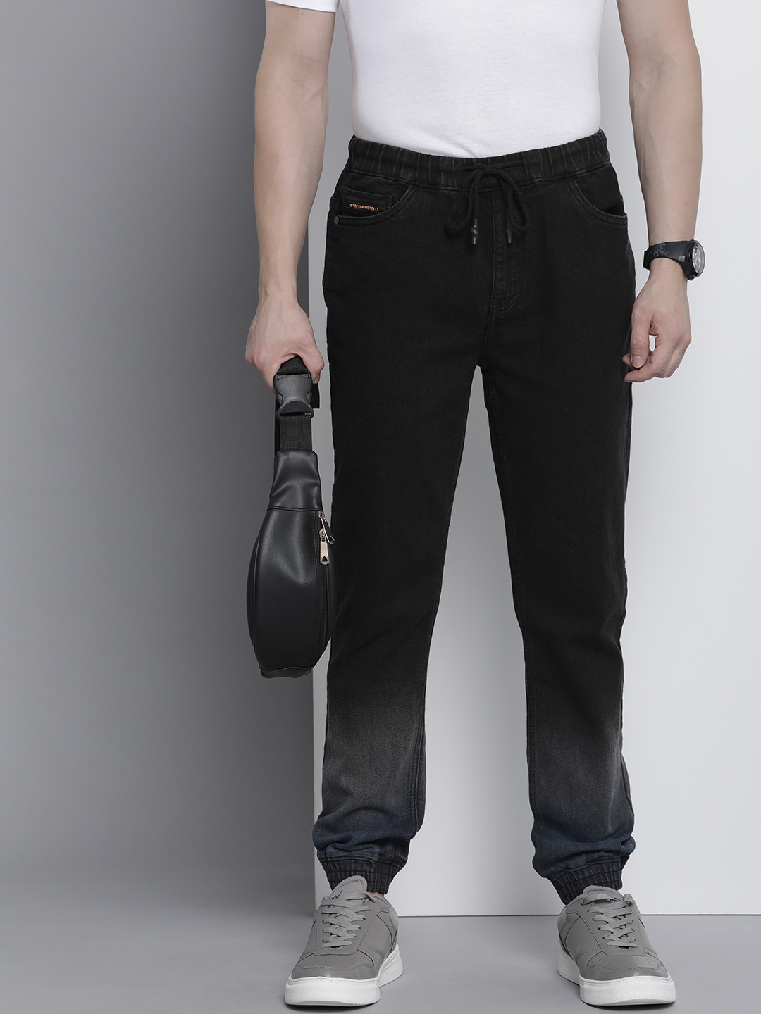 

The Indian Garage Co Men Light Fade Ombre Stretchable Jogger Jeans, Black