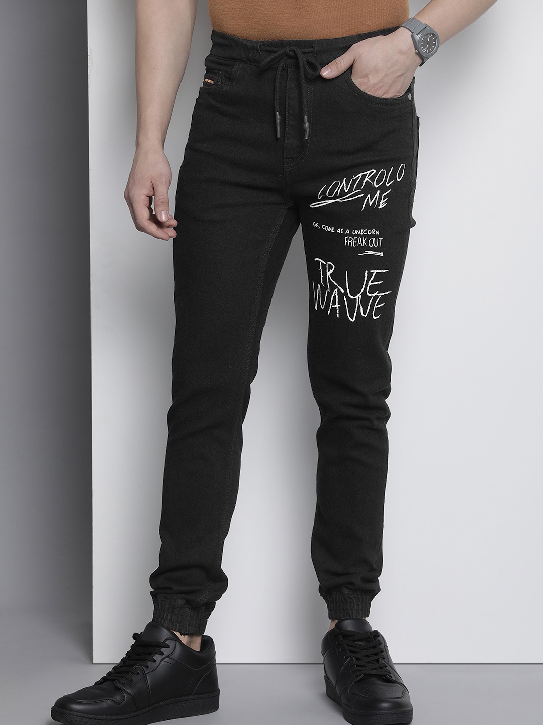 

The Indian Garage Co Men Printed Stretchable Jogger Jeans, Black