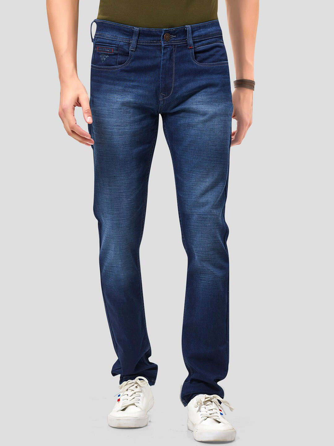 

MOZZO Men Lean Mid Rise Clean Look Whiskers and Chevrons Light Fade Slim Fit Jeans, Navy blue