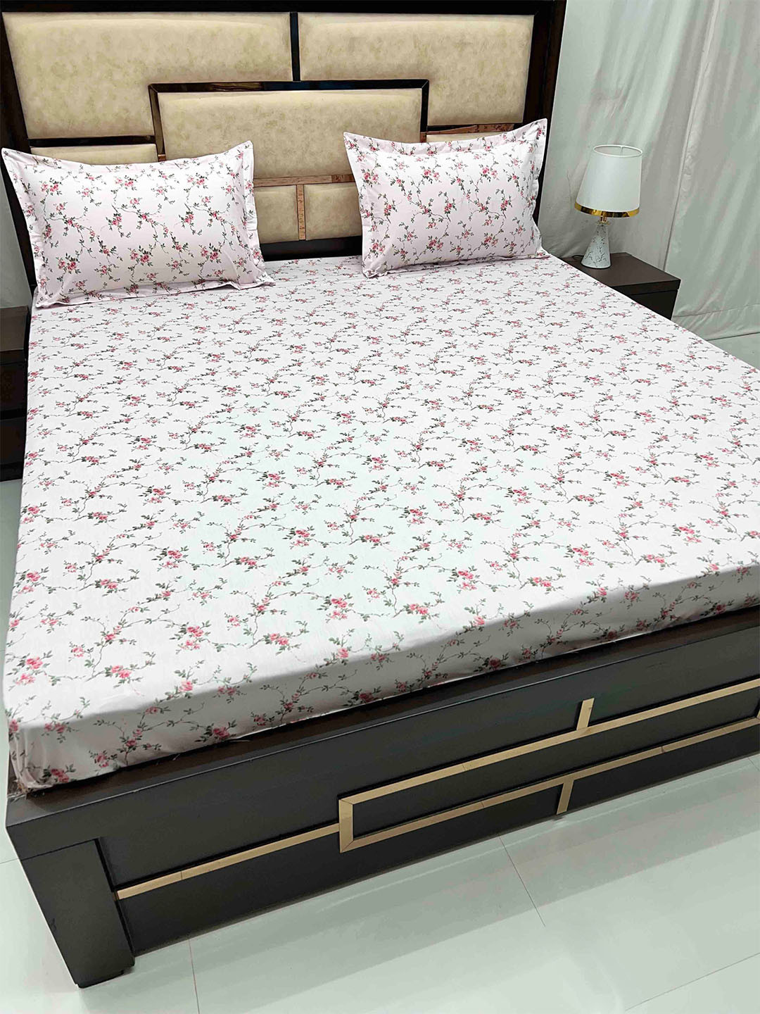 

Pure Decor White & Pink Floral Pure Cotton 350 TC King Bedsheet With 2 Pillow Covers